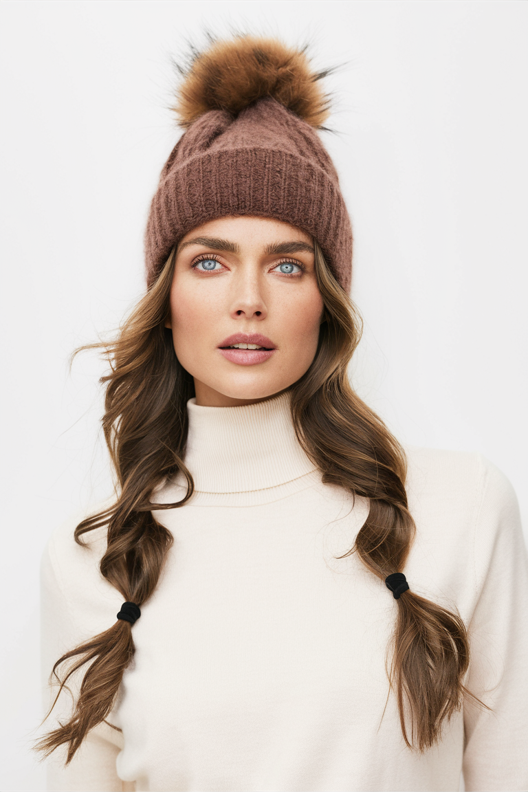 Winter Hat Hairstyles 2024 - 2025: Trendy and Stylish Looks for Every Hair Type