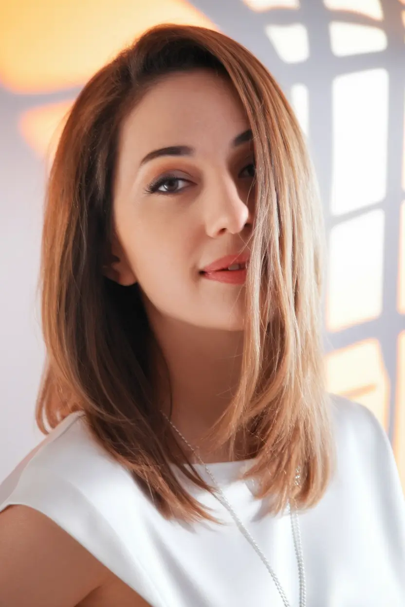 August Haircut Ideas 2025 Shoulder-Dusting Angled Cut with Warm Highlights