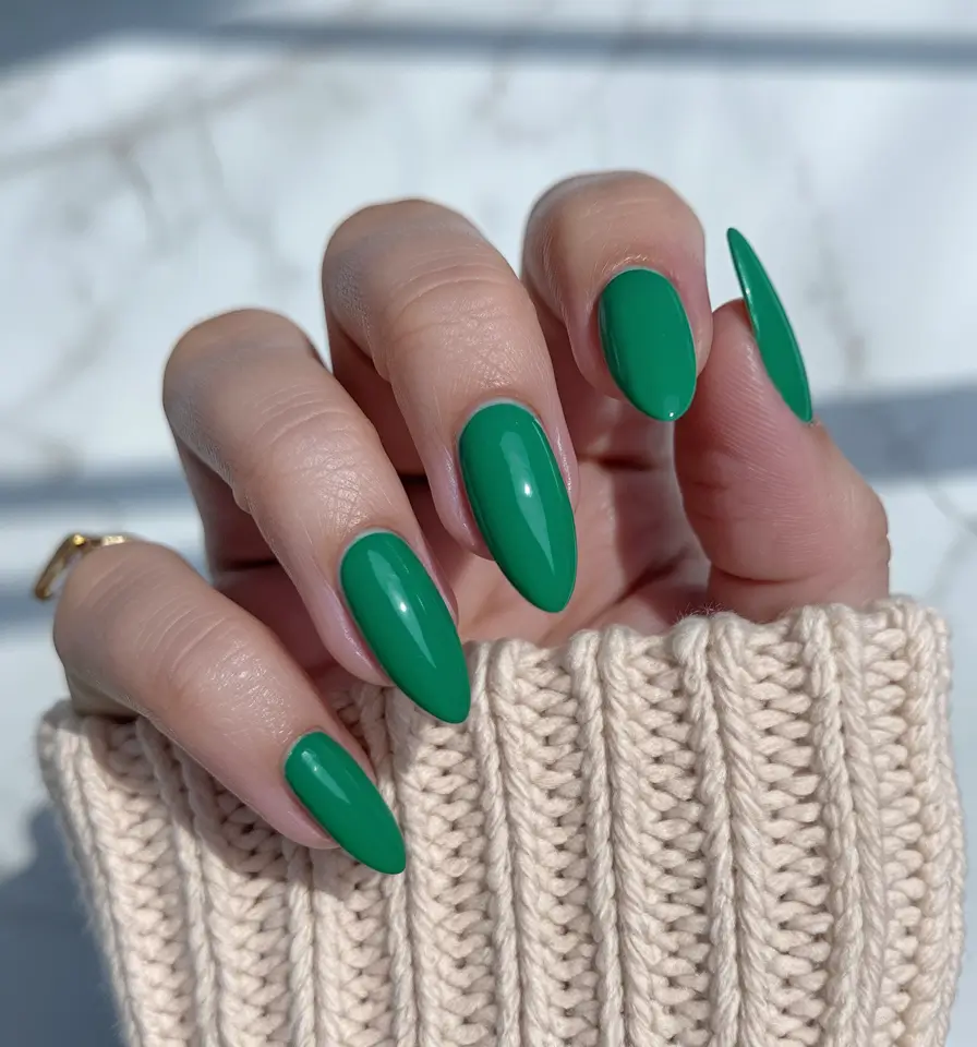 fresh green nails Simple Spearmint Almonds for Every Day
