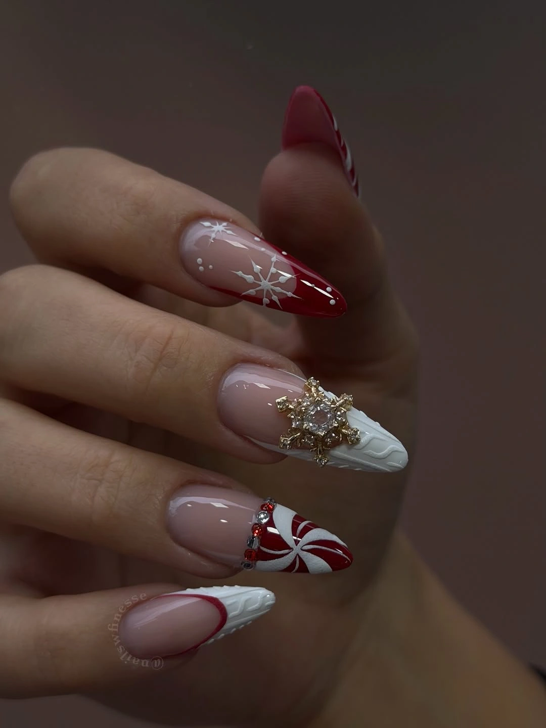 Pointed red and white Christmas nails with snowflakes and gold decoration