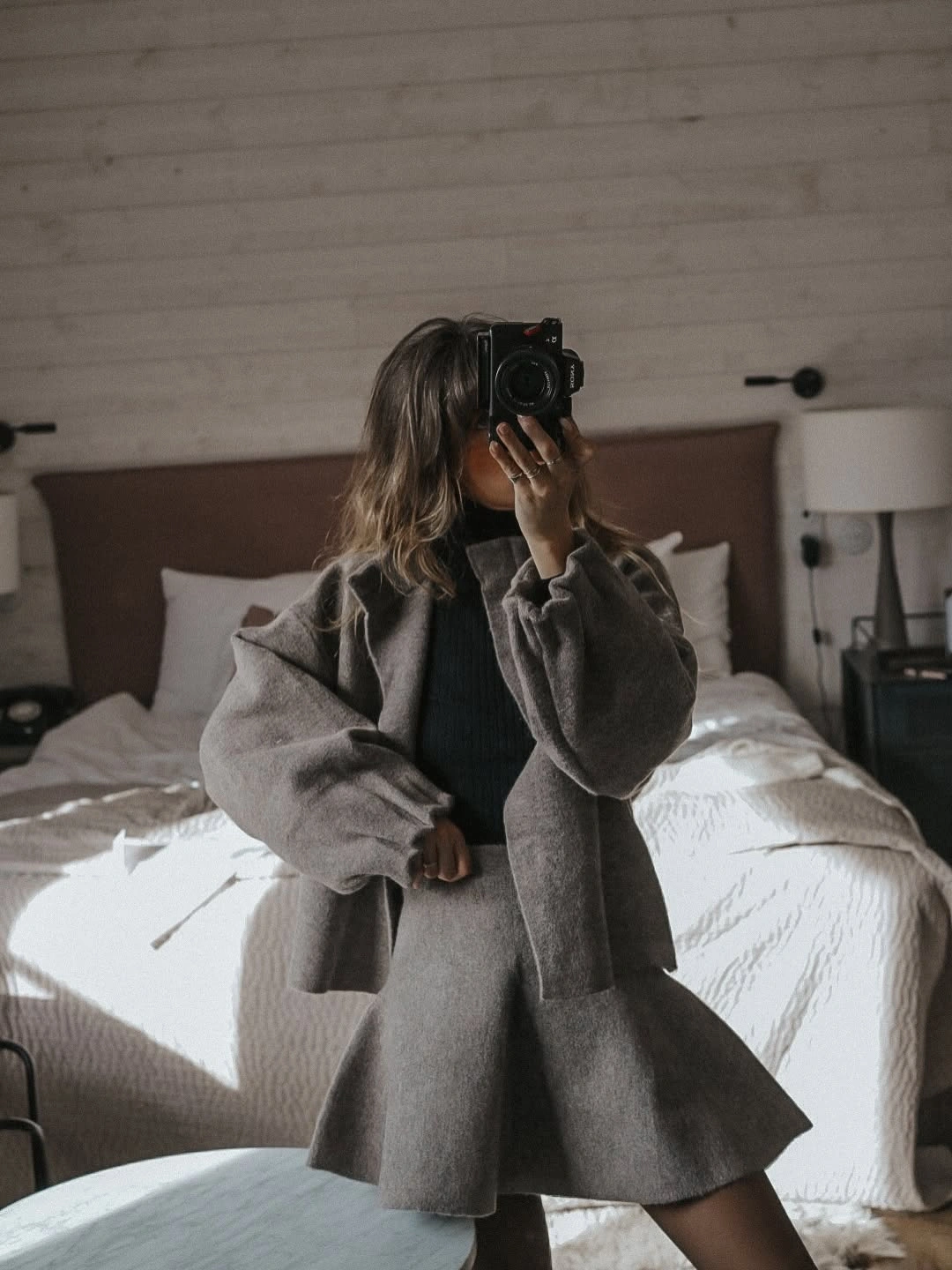 Oversized gray jacket with voluminous sleeves and matching flared mini skirt